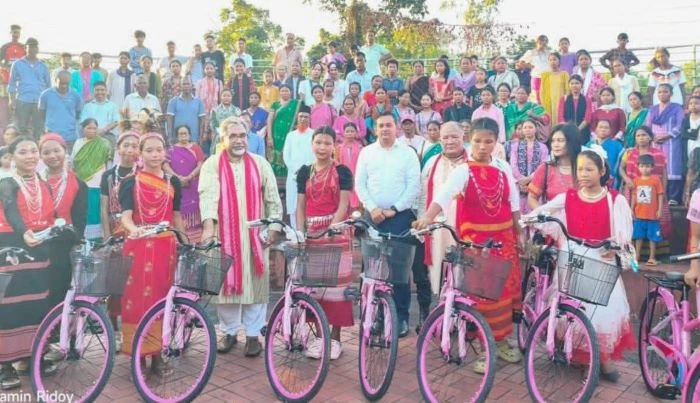 ময়মনসিংহে উন্নয়ন প্রকল্পে চেক বিতরণ, হালুয়াঘাটে গারোদের মাঝে প্রধানমন্ত্রীর সহায়তা